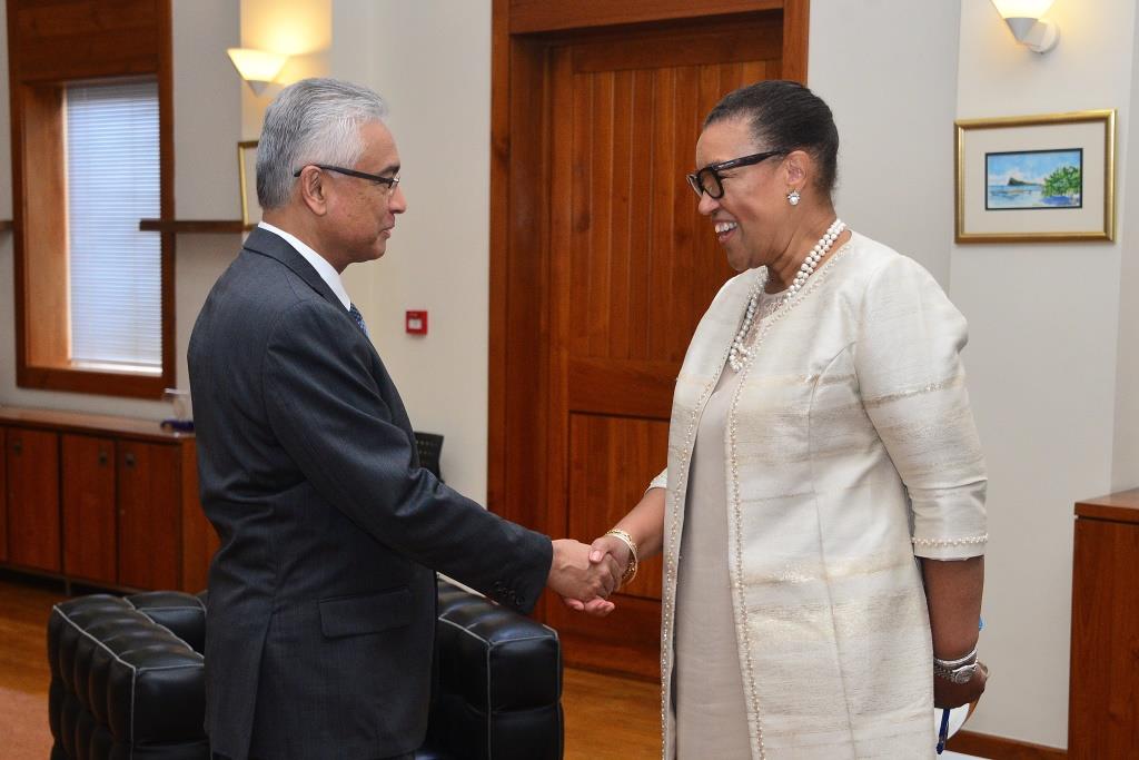 Secretary-General shaking hands with the Prime Minister