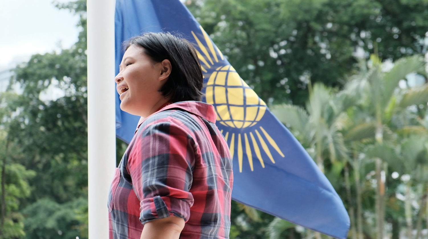 Qin Yunquan from Singapore holding the Commonwealth Flag for Peace