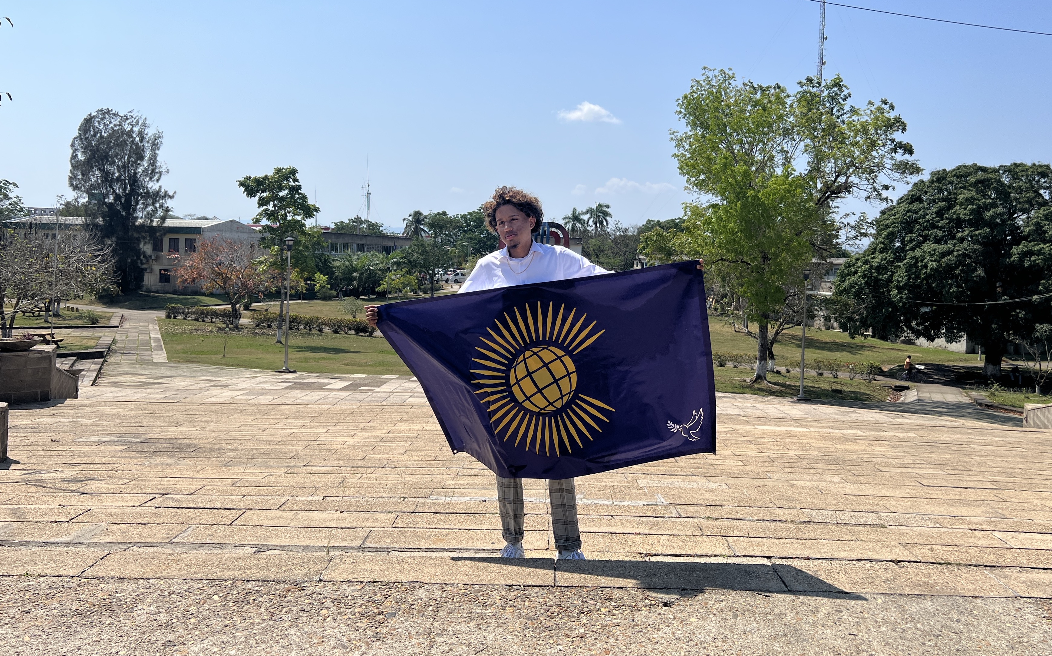Nadir Mendoza from Belize holding the Commonwealth Flag for Peace