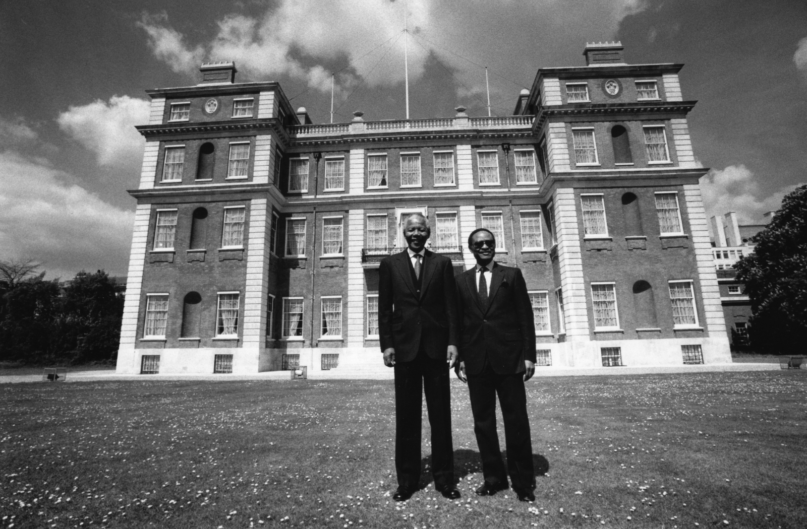 Nelson Mandela and Commonwealth Secretary-General, Chief Emeka Anyaoku, in front of Marlborough House