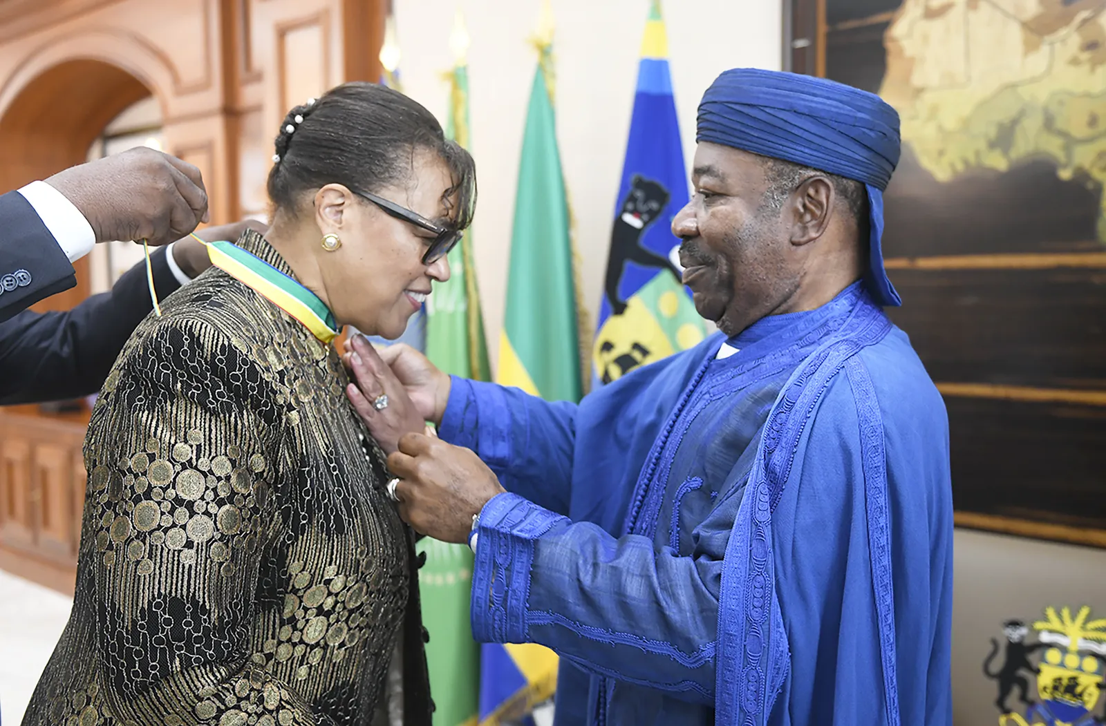 Secretary-General receiving the award