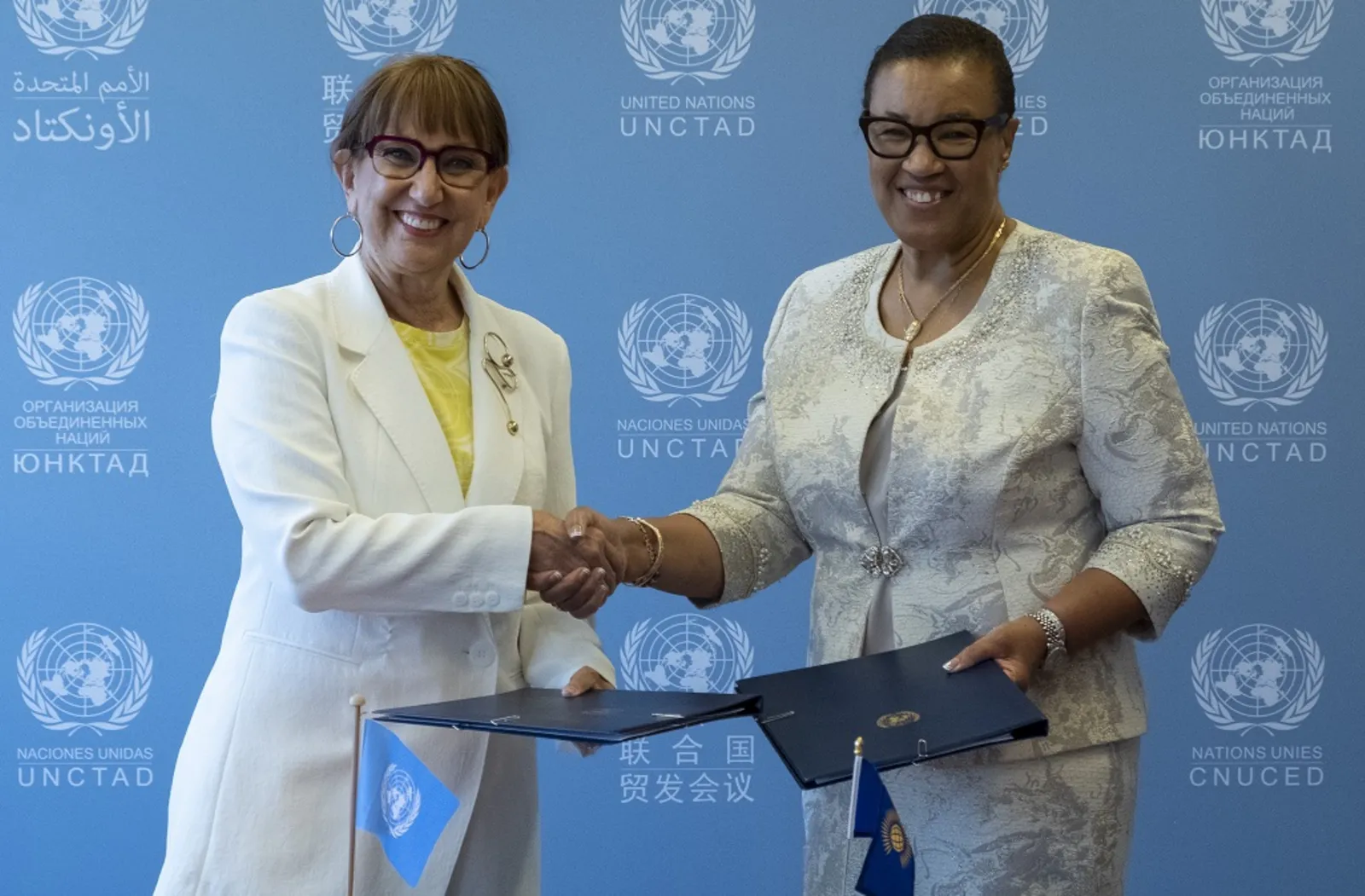 Secretary General of the Commonwealth and Secretary General of UNCTAD shaking hands
