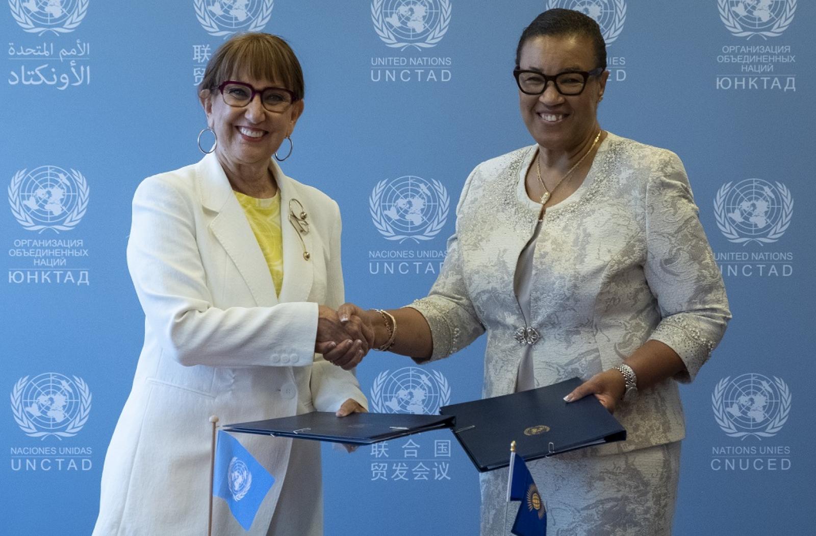 Secretary General of the Commonwealth and Secretary General of UNCTAD shaking hands