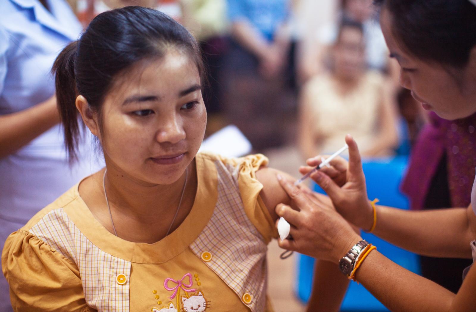 A woman receiving an influenza vaccination