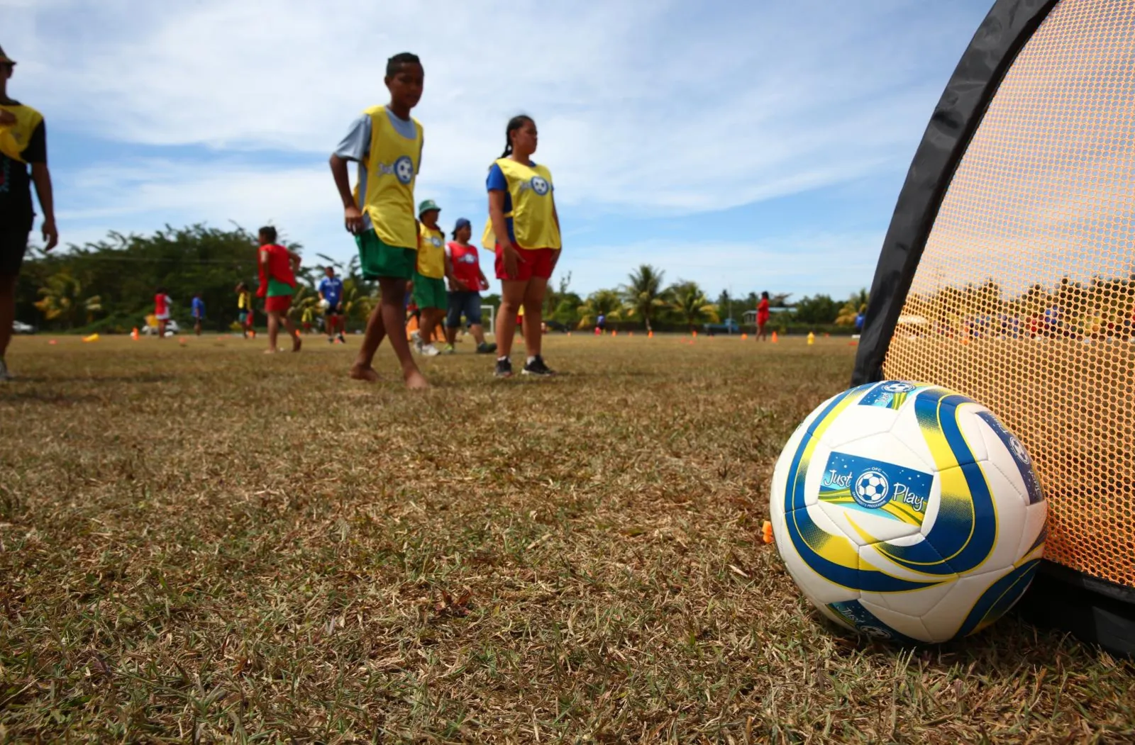 Youth playing sports: football/soccer