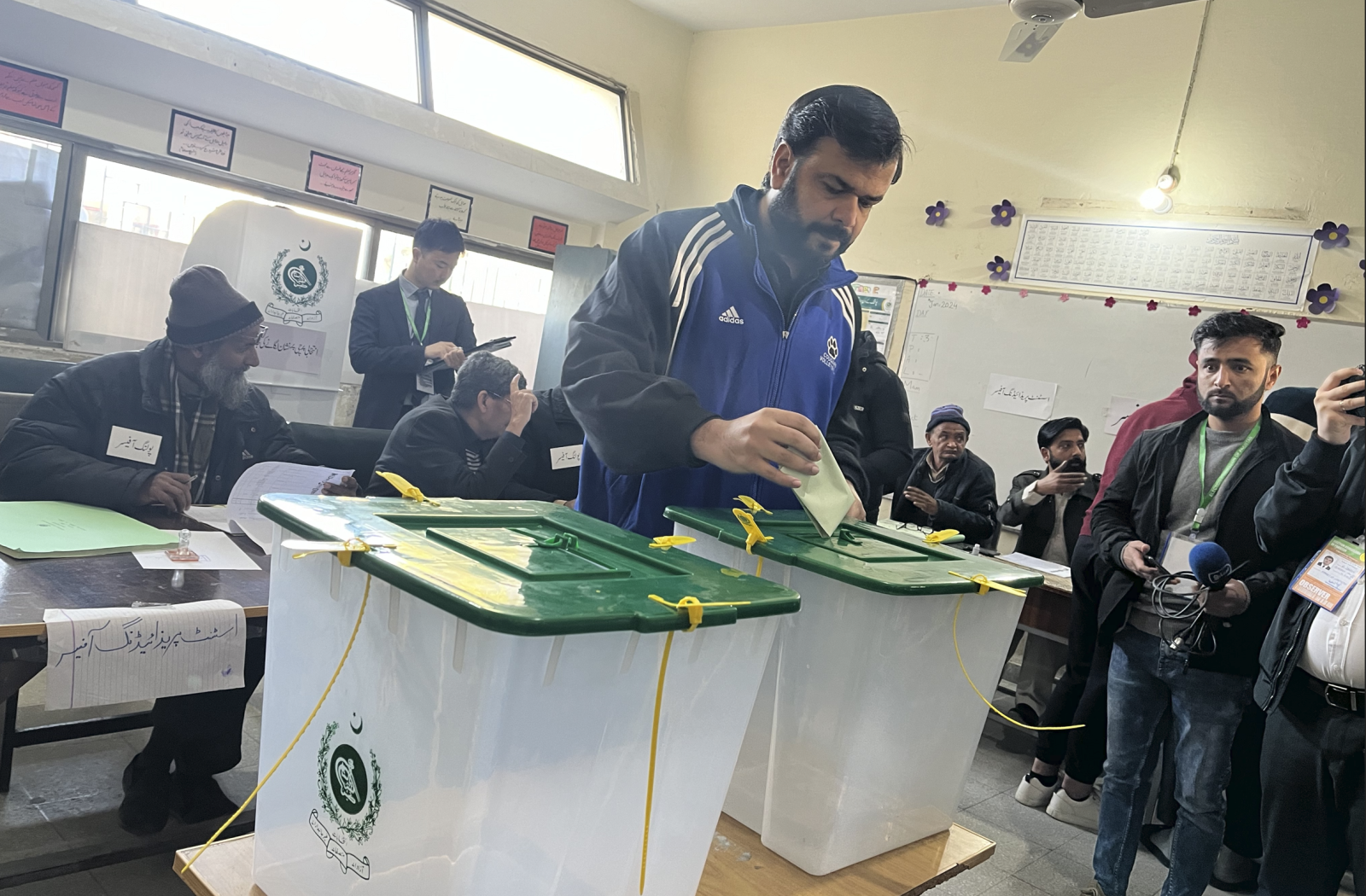 Man voting in Pakistan
