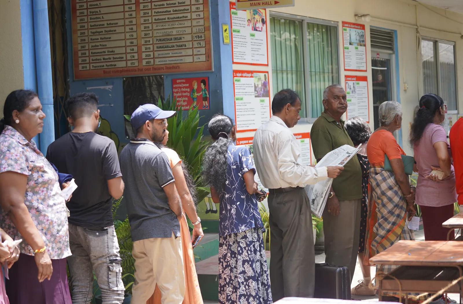 Voters in the queue to vote in the 2024 Sri Lanka elections