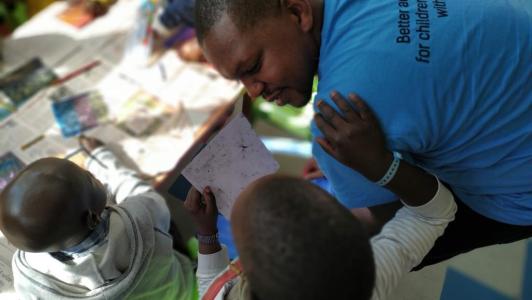 Sidney Chahonyo with two children during an art therapy workshop in a hospital
