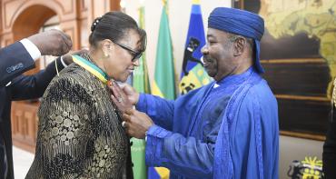 Secretary-General receiving the award