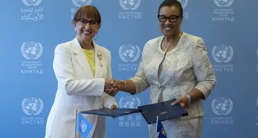 Secretary General of the Commonwealth and Secretary General of UNCTAD shaking hands
