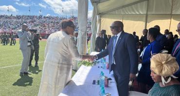 Secretary-General shaking hands with the Prime Minister