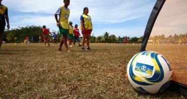 Youth playing sports: football/soccer