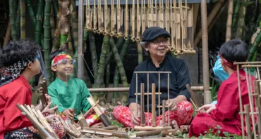 kids playing instruments
