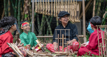 kids playing instruments