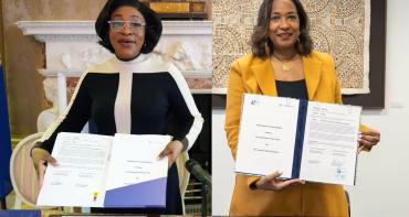 Commonwealth Secretary-General Shirley Botchwey and ITC Executive Director Pamela Coke-Hamilton holding up the Memorandum of Understanding