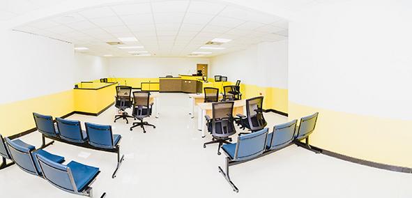 A bright, modern and informal courtroom with a yellow and white two-tone wall